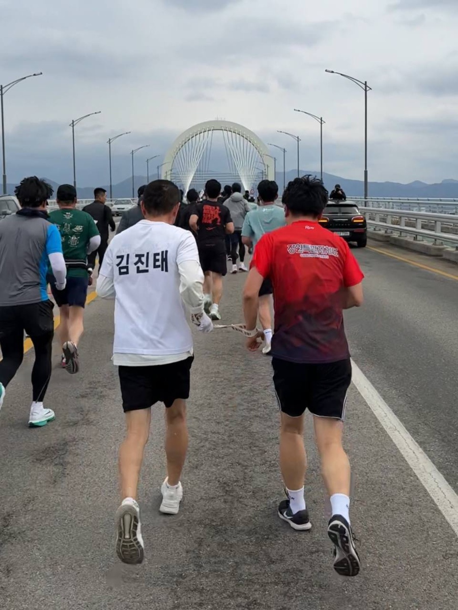 ▲ 김진태 강원특별자치도지사가 지난 1일 '제27회 강원특별자치도민 건강달리기대회'에 참가해 시각장애인과 '팔을 묶고' 나란히 달리는 감동적인 레이스를 펼쳐 화제를 모았다. ⓒ강원특별자치도