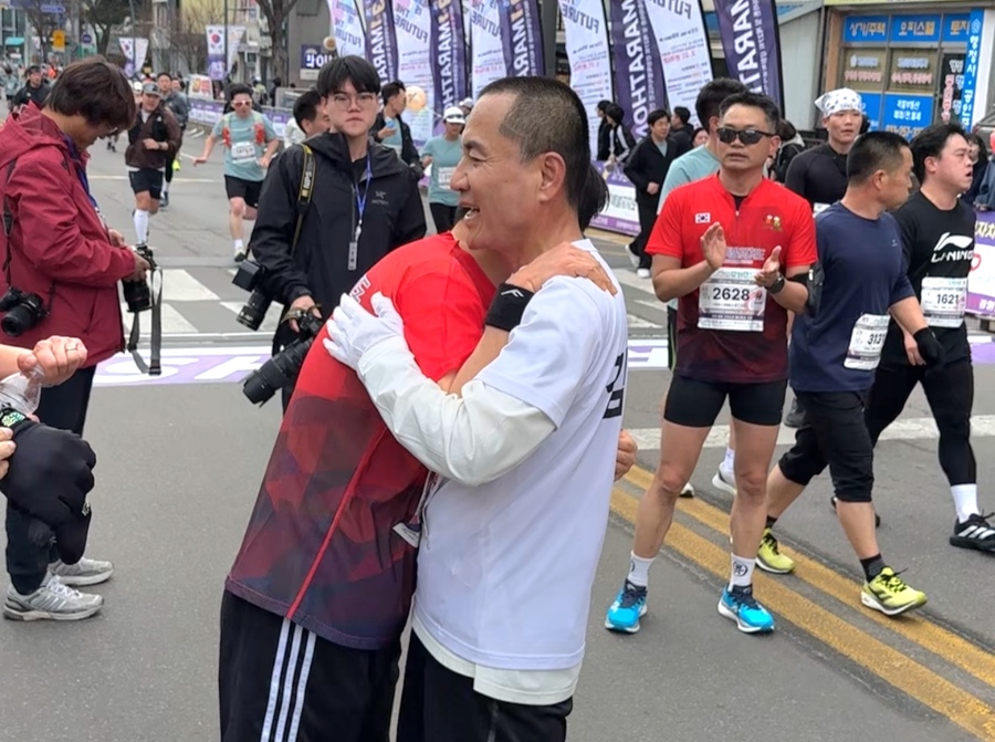 ▲ 김진태 강원특별자치도지사가 지난 1일 '제27회 강원특별자치도민 건강달리기대회'에 참가해 시각장애인과 '팔을 묶고' 나란히 달리는 감동적인 레이스를 펼쳐 화제를 모았다. ⓒ강원특별자치도