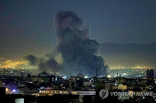 ▲ 연기가 피어오르는 이란 테헤란. ⓒAFP 연합뉴스