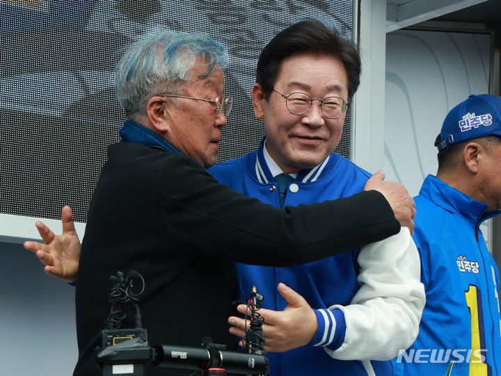▲ 2024년 4월 4일 당시 이재명 더불어민주당 대표가 부산 수영구 올리브영 부산수영로점 옆에서 유동철 수영구 후보 지지유세를 하기 전, 명계남과 포옹하고 있다. ⓒ뉴시스