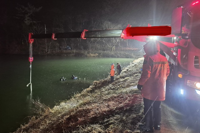 ▲ 2일 오후 6시 47분경 공주시 반포면 송곡리 일원 불장골저수지에 승용차가 추락해 공주소방서 구조대원들이 30대 여성을 구조 작업을 하고 있다.ⓒ공주소방서