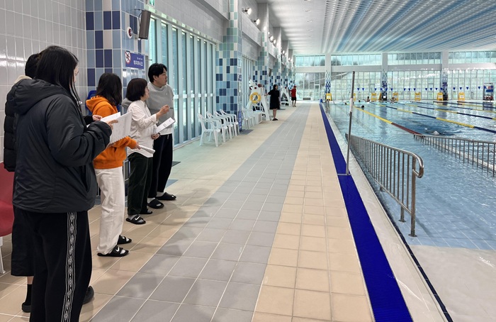 ▲ 예산1100년기념관 수영장 직원 안전·친절교육 모습.ⓒ예산군