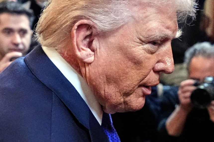 ▲ 도널드 트럼프 대통령이 2일 워싱턴 백악관 이스트룸에서 열린 명예 훈장 수여식 후 자리를 떠나고 있다. /AP 연합뉴스