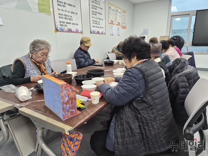[르포] "봉사하며 세상과 연결되죠"...충북 '일하는 밥퍼' 장애인 자립의 꿈을 빚다