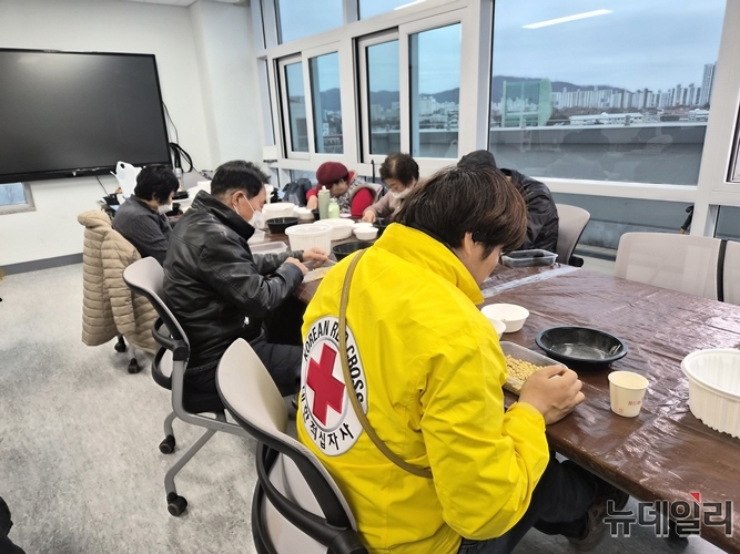 ▲ 적십자 점퍼를 입고 청주시 내덕동에서 매일같이 자전거를 타고 출근한다는 청년 봉사자. ⓒ표윤지 기자