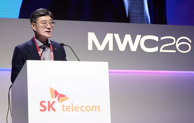 ▲ 2일(현지시간) MWC26에서 부대행사로 열린 AI DC 관련 컨퍼런스에서 정재헌 SKT CEO가 기조 연설하는 모습.ⓒSK텔레콤