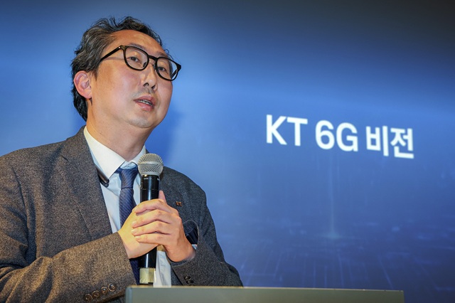 ▲ KT는 2일(현지시간) 스페인 바르셀로나에서 열린 MWC 2026에서 기자브리핑을 열고, AI 시대를 전제로 한 6G 네트워크 비전과 이를 실현하는 핵심 기술 방향을 발표했다.ⓒKT