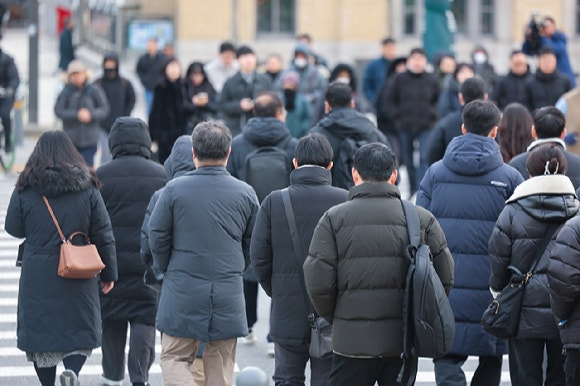 증시·수출 훈풍 속 유통가 구조조정 ... 매물·파산·감원 이어져 [K 양... - 뉴스 썸네일 이미지
