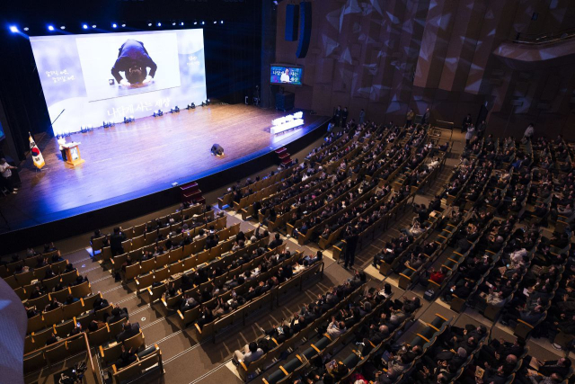 ▲ 김동연 경기도지사가 2일 경기아트센터에서 열린 저서 '나답게 사는 세상' 출판기념회에 참석해 객석을 향해 큰절을 하고 있다. ⓒ더봄 출판사 제공