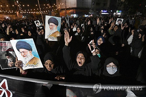 ▲ 아야톨라 알리 하메네이의 사망 소식을 듣고 사람들이 집결하고 있는 모습. ⓒ연합뉴스