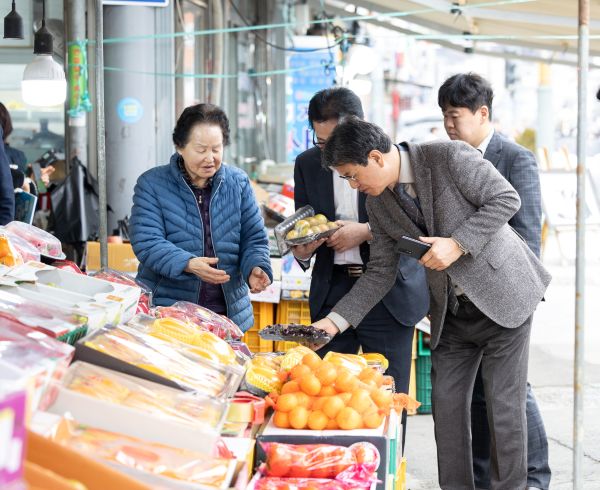 ▲ 김돈곤 청양군수가 최근 청양전통시장을 방문해 상인들과 대화를 나누고 있다.
ⓒ청양군