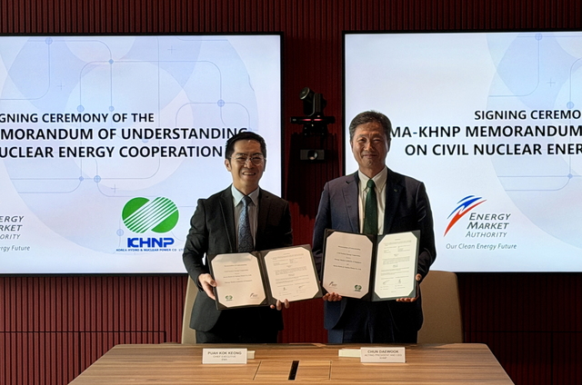 ▲ 한국수력원자력이 지난 1일 싱가포르 현지에서 싱가포르 에너지시장청(EMA)과 소형모듈원자로(SMR) 분야의 기술 교류 및 협력 강화를 위한 양해각서를 체결했다.(왼쪽부터 콕 키옹 푸아(Kok Keong PUAH) EMA 청장, 전대욱 한국수력원자력 사장 직무대행) (사진=한수원) ⓒ전성무 기자