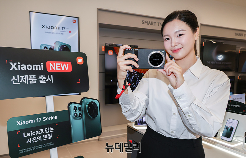 [포토] 샤오미, LOFIC 센서·200MP 가변 망원 탑재 'Xiaomi 17 Ultra' 출시