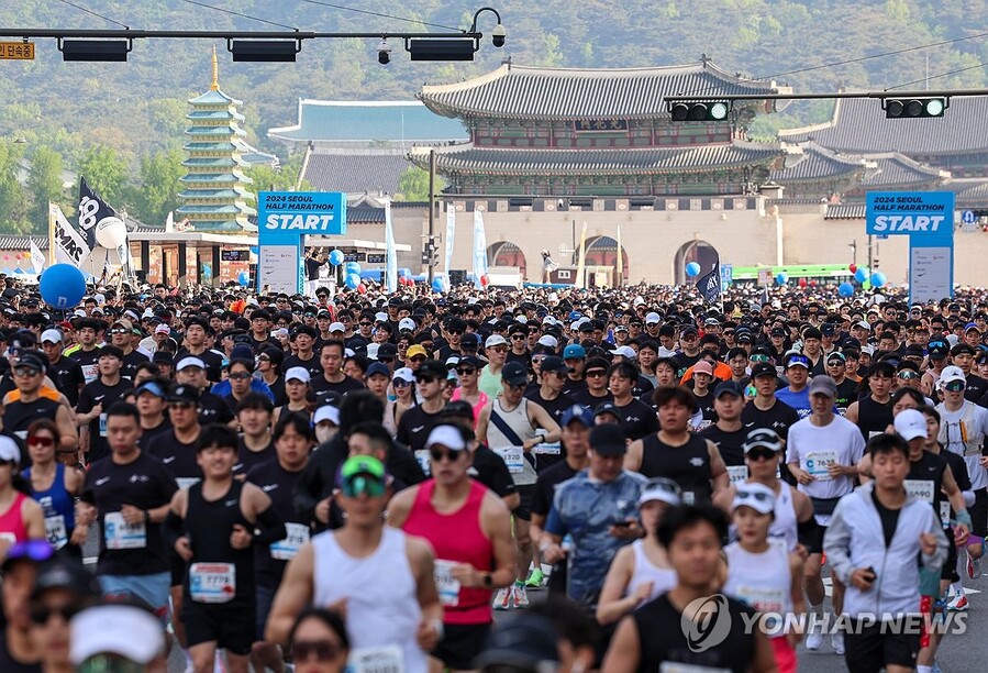 ▲ 서울 종로구 광화문광장에서 2024 서울 하프마라톤 참가자들이 출발하고 있다. ⓒ연합뉴스