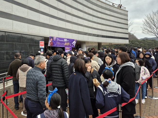 ▲ 하이원리조트가 관객 1000만 돌파 예정인 영화 '왕과 사는 남자'의 흥행에 힘입어 관광객들이 많이 찾는 영월 청령포에서 리조트 브랜드 홍보를 위한 특별 SNS 이벤트를 개최했다. ⓒ강원랜드