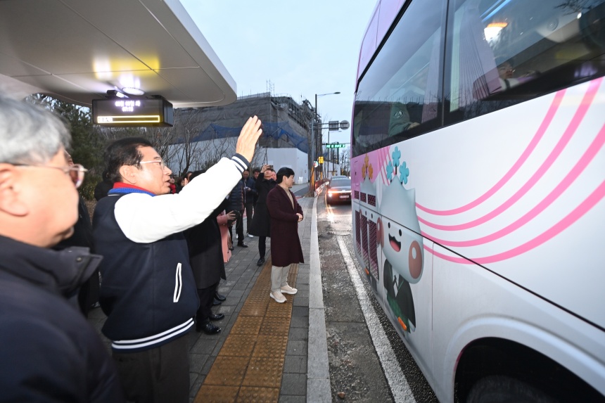 ▲ 이현재 하남시장이 3일 감일신도시에서 학생통학 순환버스를 타고 학교로 향하는 학생들과 인사를 나누고 있다 ⓒ하남시 제공