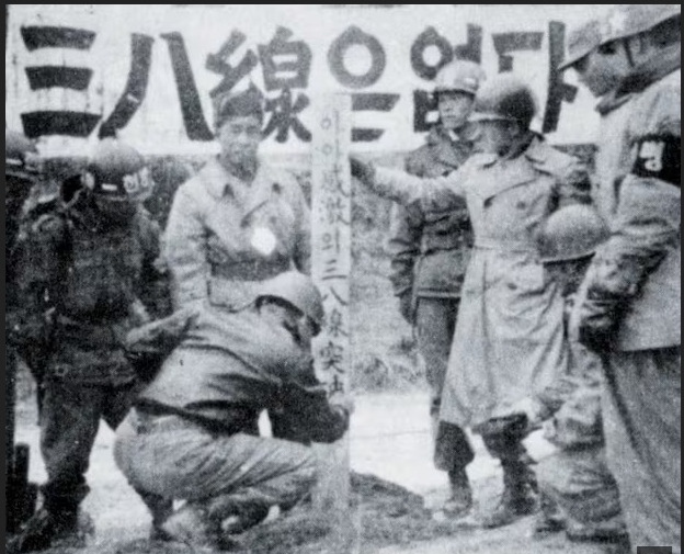 ▲ 1950년 10월1일 38선을 돌파한 국군 1군단장 김백일 장군이 기념비로 나무 기둥에 '아, 감격의 38선 돌파'라고 쓰고 있다. 이것은 이승만대통령이 38선돌파를 주저하는 맥아더 장군을 보자 정일권 참모총장을 불러 