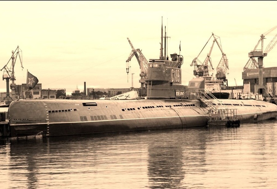 ▲ 블라디보스토크에 위치한 소련의 태평양함대는 1945년 8월 대일전 참전때 한반도로 남하, 청진, 나진, 원산을 기지로 삼았으며, 부산, 제주, 대한해협까지 장악하려다가  스탈린이 38선에 동의하자 원산으로 돌아갔다. 사진은 1940년대 한반도 근해에서 활약한 소련의 W식 잠수함. 해방3년간 제주4.3폭동 등을 일으킨 남한의 좌익들에게 소련제 무기를 몰래 보급하였다.