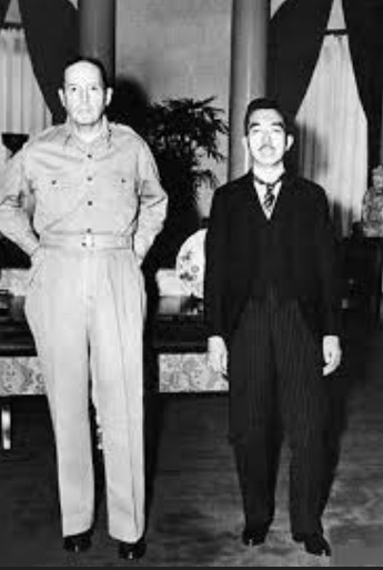 ▲ 1946년 도쿄 미군사령부로 맥아더 장군을 방문한 일본왕 히로히토. 거구의 미국인 옆에 초등학생처럼 차렷자세로 서 있는 이 사진이 공개되자 일본인들은 '신 위의 신'을 만난 듯 맥아더 선풍이 일었다.