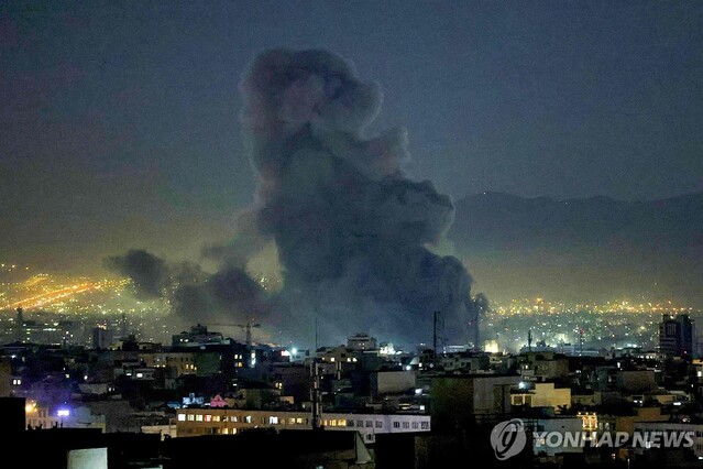 ▲ 1일(현지시각) 이란 테헤란 시내에서 미사일 공격의 여파로 연기가 피어오르고 있다. 출처=AFPⓒ연합뉴스