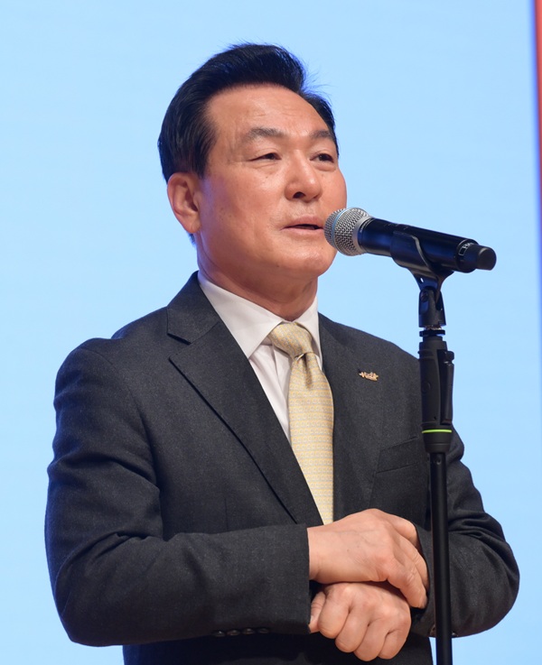 ▲ 백성현 논산시장이 3일 논산아트센터 대공연장에서 열린 3월 월례모임에서 인사말을 하고 있다.ⓒ논산시