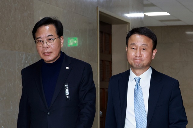 ▲ 한병도 더불어민주당 원내대표와 송언석 국민의힘 원내대표가 3일 서울 여의도 국회에서 함께 회동 장소인 운영위원장실로 향하고 있다. ⓒ뉴시스