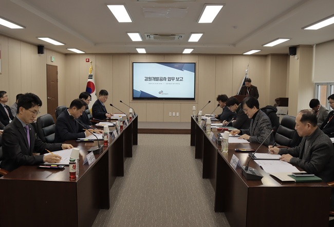 ▲ 강원개발공사가 3일 본사 대회의실에서 김광래 강원특별자치도 경제부지사를 맞아 주요 사업 추진현황을 공유하고, 현안사항에 대한 협력 방안을 논의했다. ⓒ강원개발공사