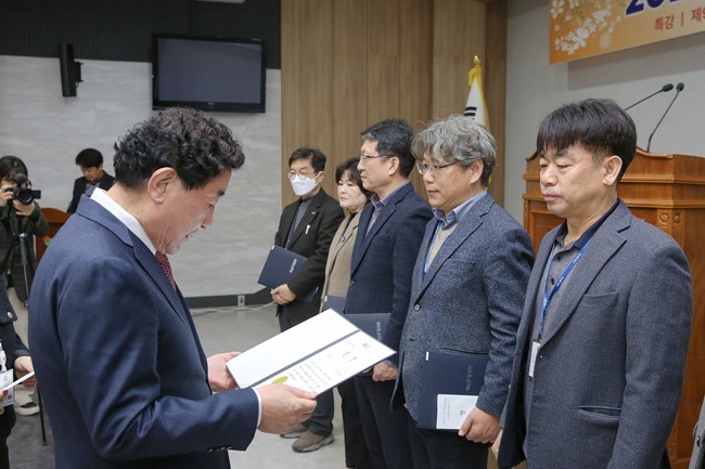 ▲ 횡성군이 3일 월례조회에서 2025년 한 해 동안 추진한 군정 주요 사업에 대한 자체 평가를 완료하고, 우수 부서를 선정해 시상식을 가졌다. ⓒ횡성군