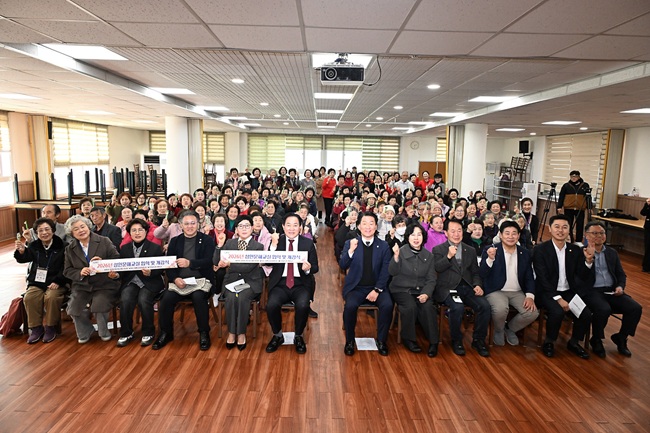 ▲ 평창군이 3일 용평면 금송회관 2층에서 '2026년 성인 문해교실 입학 및 개강식'을 개최했다. ⓒ평창군