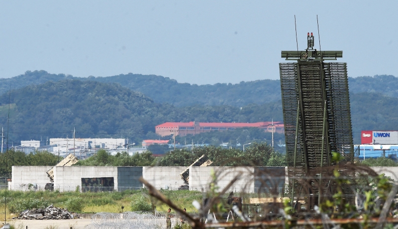 ▲ 경기 평택 주한미군 오산공군기지에 장거리 대공 감시 레이더(AN/TPS-59)와 패트리엇(PAC-3) 미사일 등이 배치돼 있는 모습. ⓒ뉴시스