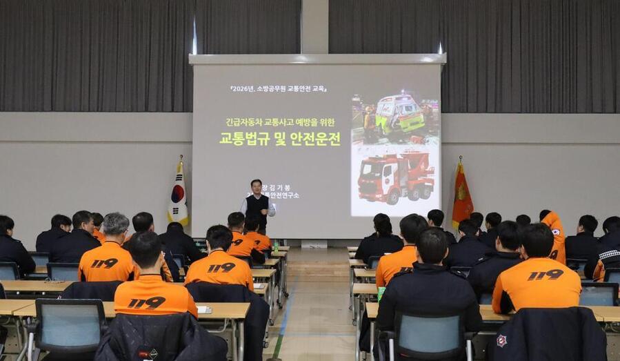 ▲ 장흥소방서 전직원을 대상으로 긴급차량 안전운행 특별교육을 실시하고 있다.ⓒ장흥소방서 제공