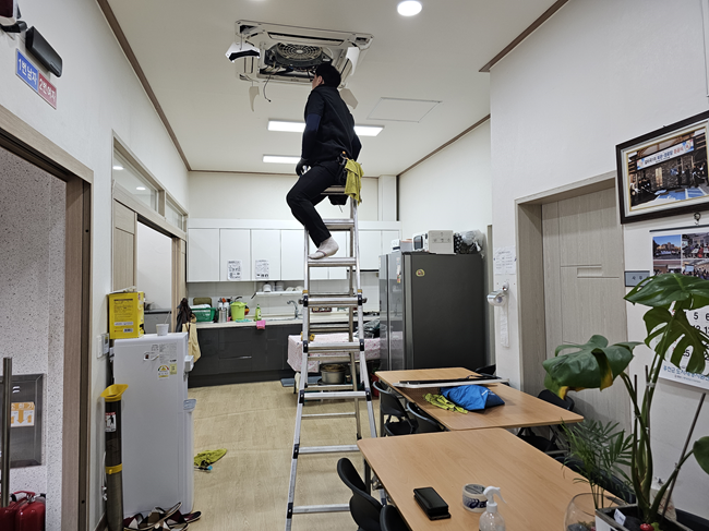 ▲ 군은 여름철 무더위에 대비한 '경로당 에어컨 청소 지원사업'을 함께 진행한댜. ⓒ홍천군