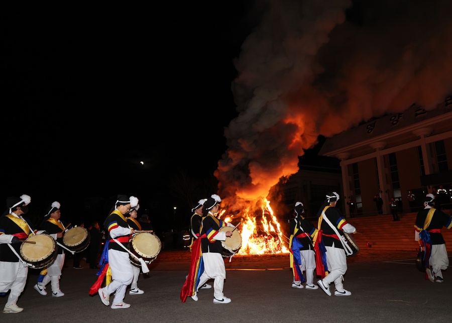 ▲ 영양군은 우리 고유의 세시 명절인 정월대보름을 맞아 3월 3일 오후 6시 30분 영양군민회관 전정에서 영양문화원이 주최한 달맞이 행사를 개최했다.ⓒ영양군