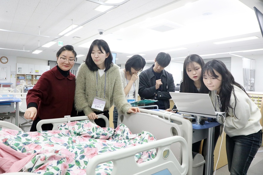 ▲ 학생들이 시뮬레이션 프로그램을 통해 실제 의료현장에서 요구되는 협업 과정을 경험하고 있다.ⓒ영남이공대