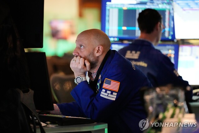 ▲ 미국 뉴욕증권거래소의 트레이더. 출처=APⓒ연합뉴스