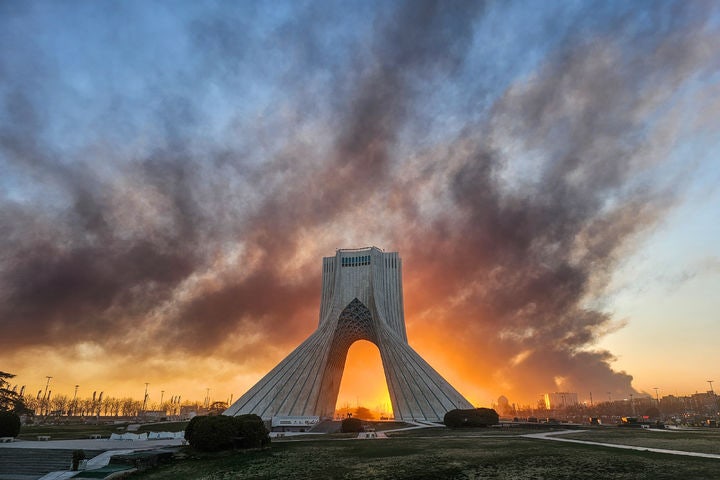 ▲ 3일(현지 시간) 이란 테헤란의 '자유의 탑'(Azadi Tower) 뒤로 미국·이스라엘의 군사 공격 여파로 연기가 치솟고 있다. /AP 뉴시스