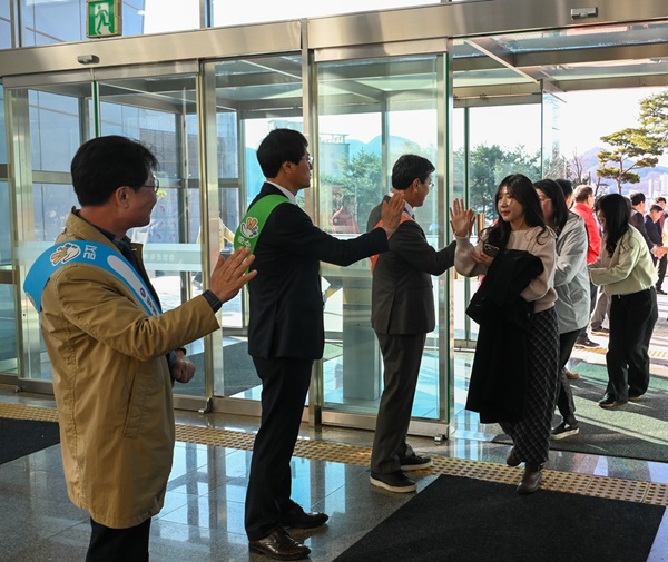 ▲ 지난 3일 직원 만남의 날 행사에서 청렴 Hi-5 × 행정PRO+ 공동 캠페인을 진행하고 있다.ⓒ청양군