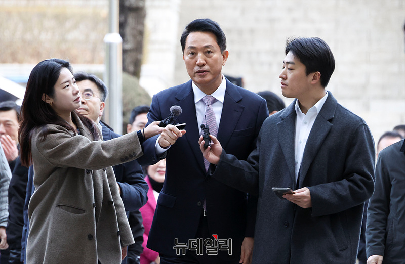 ▲ '명태균 여론조사 의혹'으로 불구속 기소된 오세훈 서울시장이 4일 오전 서울 서초구 서울중앙지방법원에서 열린 정치자금법 위반 첫 공판에 출석하며 입장을 밝히고 있다. ⓒ서성진 기자