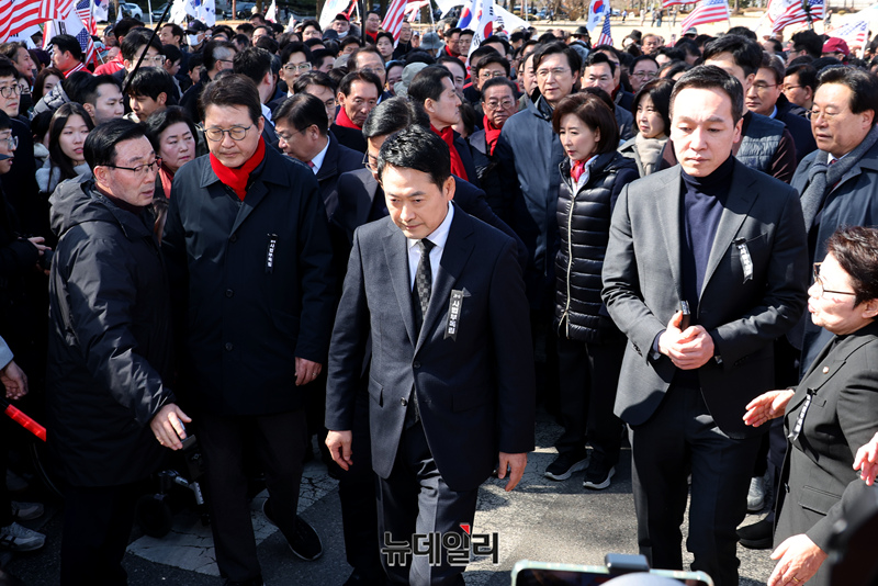 ▲ 장동혁 국민의힘 대표, 송언석 원내대표 등 참가자들 지난 3일 국회 본관 앞에서 열린 사법 독립 헌정 수호를 위한 대국민 호소 국민 대장정 규탄대회를 마치고 행진을 하는 모습. ⓒ이종현 기자