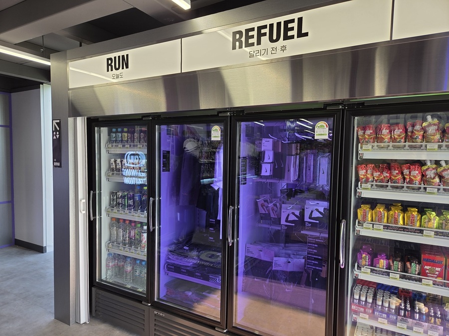 ▲ CU 러닝스테이션 1층에 있는 전용 큐레이션존. 의류와 식품 등이 진열되어 있다. ⓒ남수지 기자