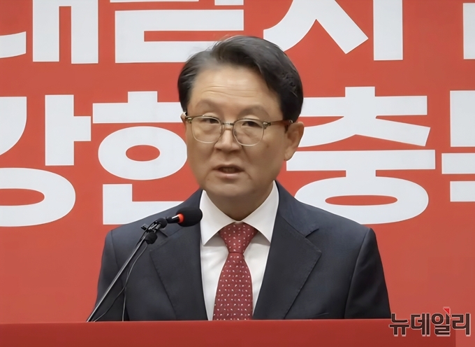 ▲ 윤갑근 변호사가 4일 오전 충북도청에서 기자회견을 열고 충북도지사 선거 출마 선언을 하고 있다. ⓒ표윤지 기자