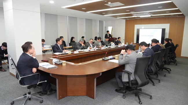 ▲ 춘천시가 4일 시청 3층 중회의실에서 육동한 춘천시장을 비롯해 관련 부서 관계자들이 참석한 가운데 중간보고회를 개최했다. ⓒ춘천시