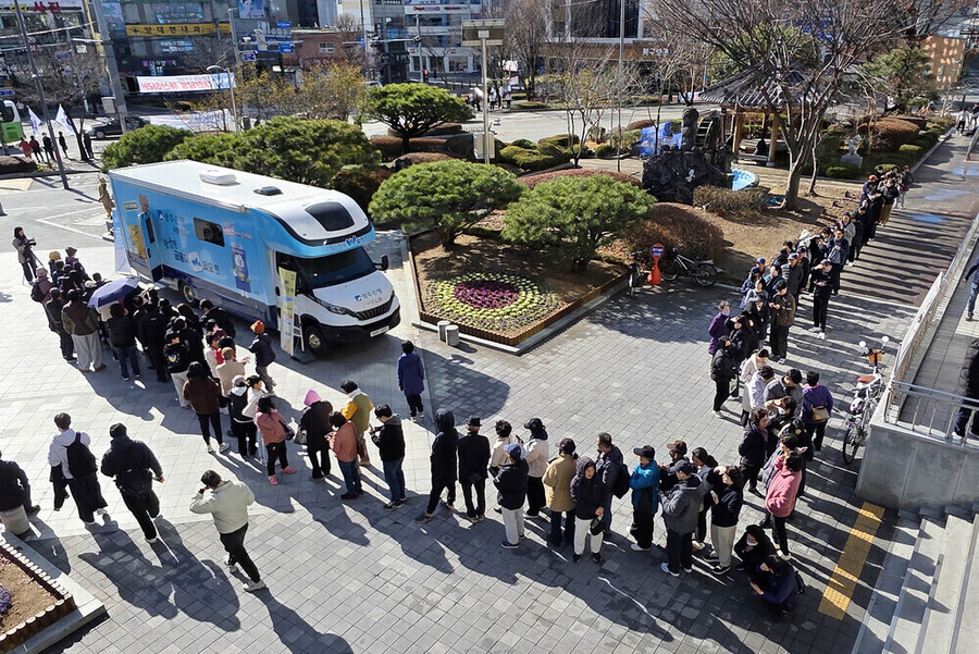 ▲ 지난 3일 북구청 광장 부끄머니 출장버스 발급 대기 모습ⓒ광주광역시 북구청 제공