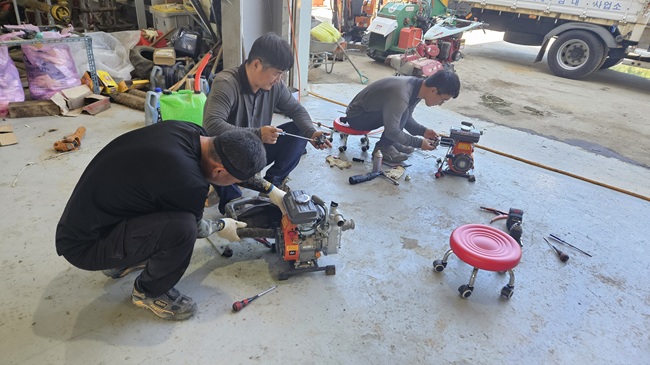 ▲ 농업기술센터 농기계임대사업소 양수기 정비 모습. ⓒ양양군