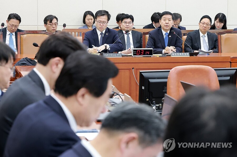 ▲ 구윤철 경제부총리 겸 재정경제부 장관이 4일 국회에서 열린 대미투자특별위원회 전체회의에서 특위 위원 질의에 답하고 있다. 왼쪽은 여한구 산업통상부 통상교섭본부장. ⓒ연합뉴스