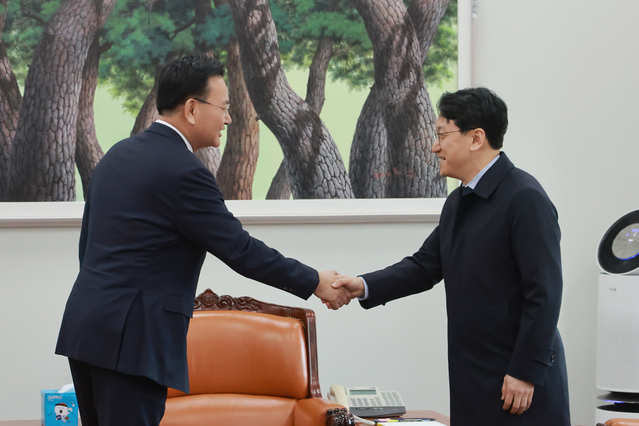 ▲ 천준호 더불어민주당 원내운영수석부대표와 유상범 국민의힘 원내운영수석부대표가 4일 서울 여의도 국회에서 면담에 앞서 악수를 하고 있다. ⓒ뉴시스