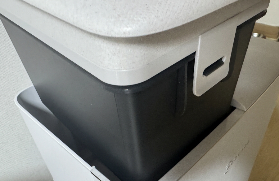 ▲ 오수통은 불투명해서 내용물이 잘 보이지 않는다. ⓒ김재홍 기자