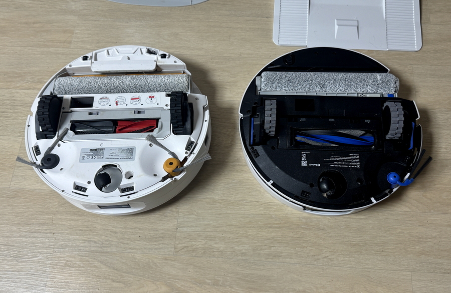 ▲ 두 제품의 밑부분을 비교해봤다. 둘다 롤러형 물걸레가 장착됐다. ⓒ김재홍 기자