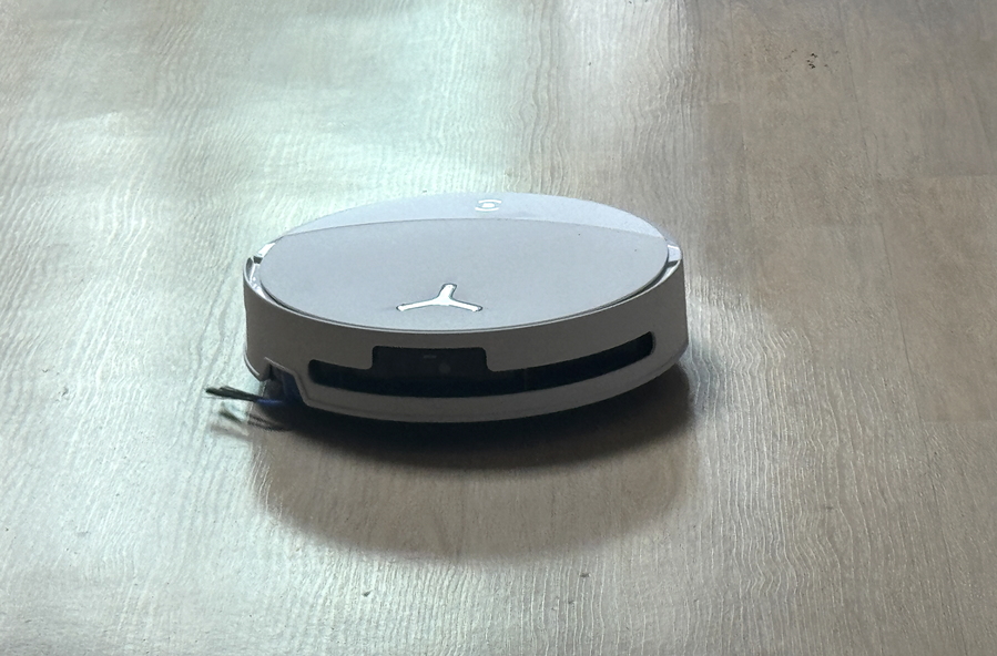 ▲ 제품이 물걸레 청소를 하는 모습. ⓒ김재홍 기자