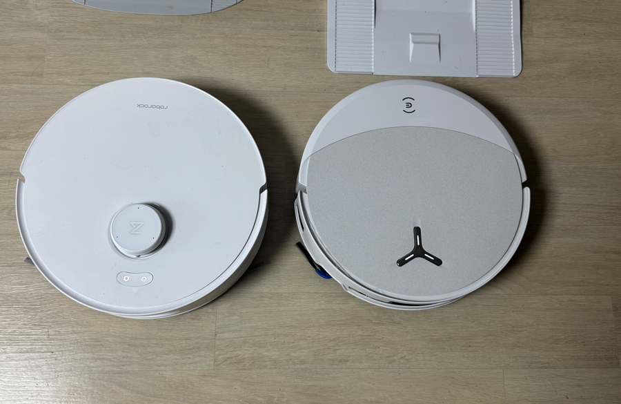 ▲ 두 로봇청소기의 디자인을 비교해봤다. ⓒ김재홍 기자